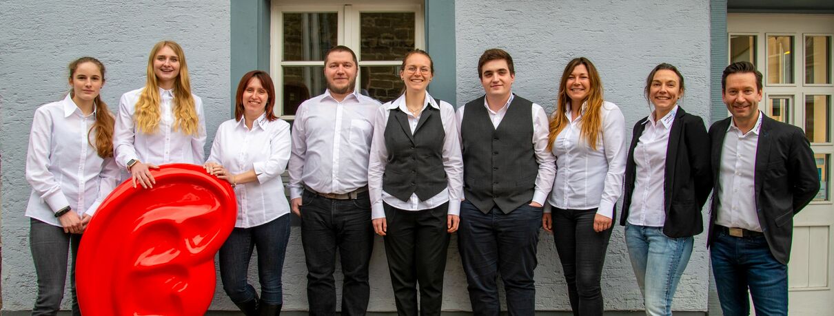 team-vor-dem-haus-homep--big